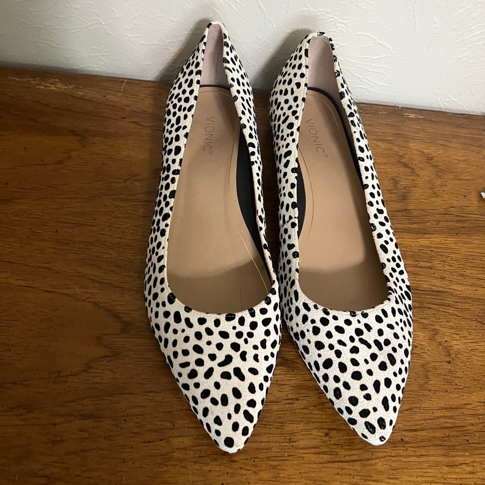 Vionic white and black flats